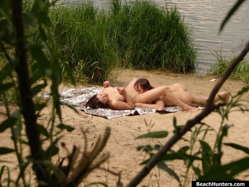 Подсмотрели и засняли секс на пляже на видео